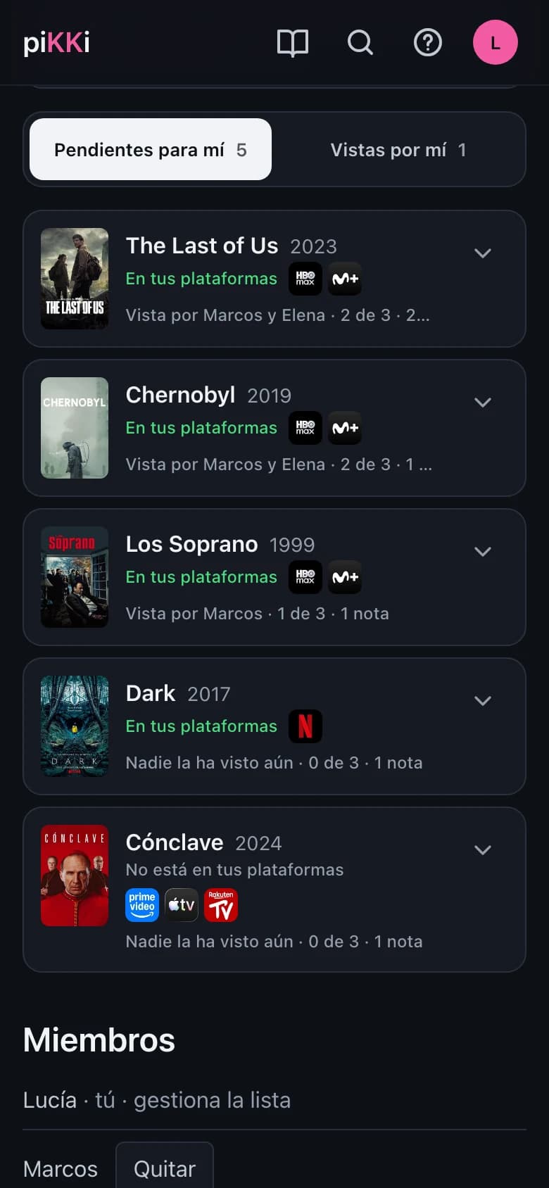 Una lista compartida con títulos marcados como vistos y con notas, en el móvil.